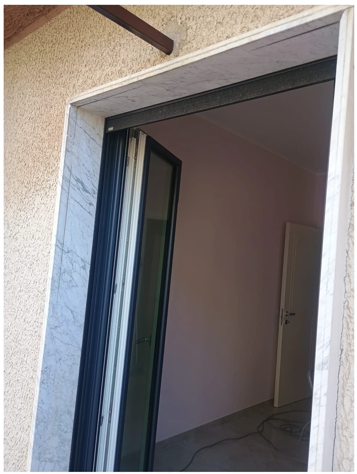 Cornice in marmo con macchie e righe nere prima della pulizia - CIACO Pulizie Professionali Melfi