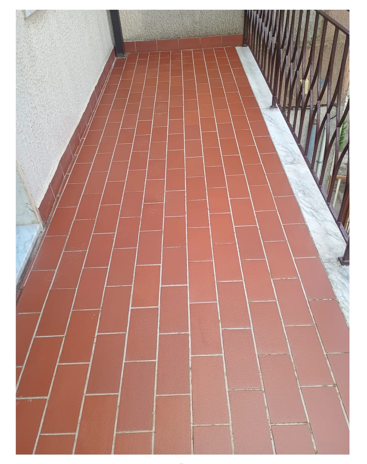 Terrazzo in cotto brillante e uniforme dopo il trattamento pavimenti - CIACO Pulizie Professionali Melfi